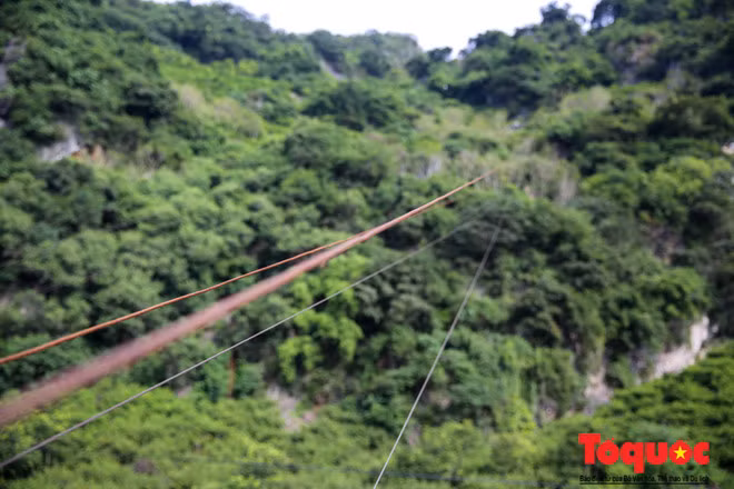 Trên các dãy núi đá Cai Kinh lởm chởm, dựng đứng tạo nên địa thế hiểm trở của cửa ải Chi Lăng có thể thấy những đoạn dây theo dài nối thẳng từ đỉnh núi xuống dưới chân quốc lộ.