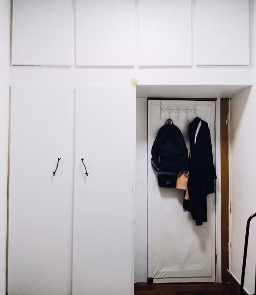 Điểm trừ duy nhất của căn phòng có lẽ là cánh cửa, bởi sức con gái, không thể làm nhẵn mặt gỗ rồi sơn lên, Lộc Nhi sử dụng giấy dán nên có chỗ còn không được phẳng. (Nguồn Douban)