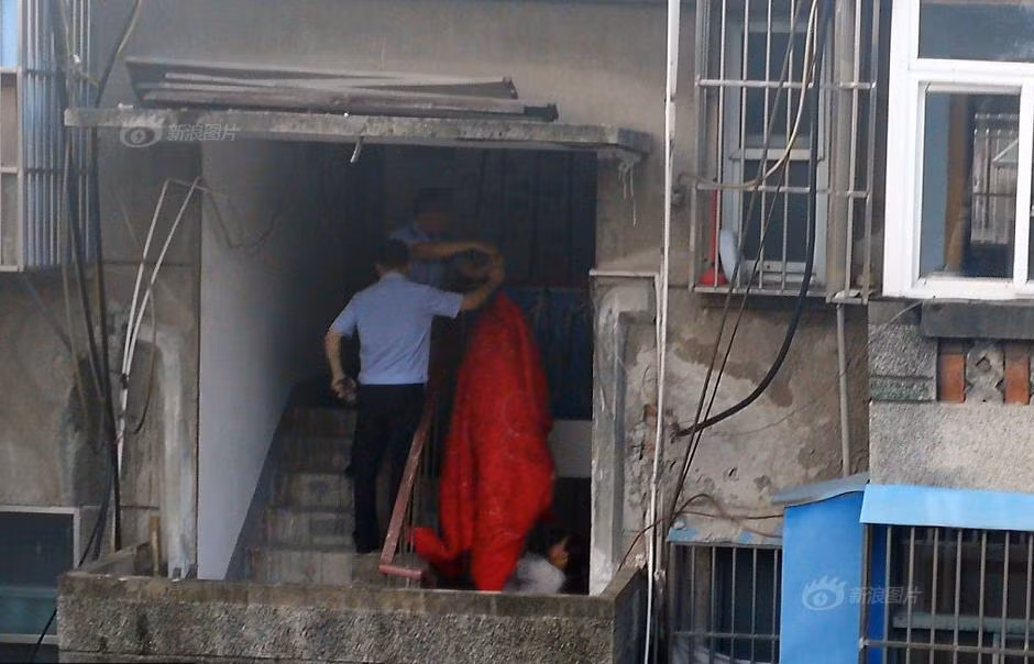 Theo điều tra sơ bộ, người đàn ông tội nghiệp bị bệnh gan mãn tính, không thể chữa khỏi. Rất có thể do quá đau đớn về thể xác, mệt mỏi cực độ về tinh thần, không thể chịu đựng được, người đàn ông đã leo lên tầng 5 của chung cư cũ, tròng sợi dây thừng vào cổ mình và từ bỏ cõi đời. (Nguồn Sina)