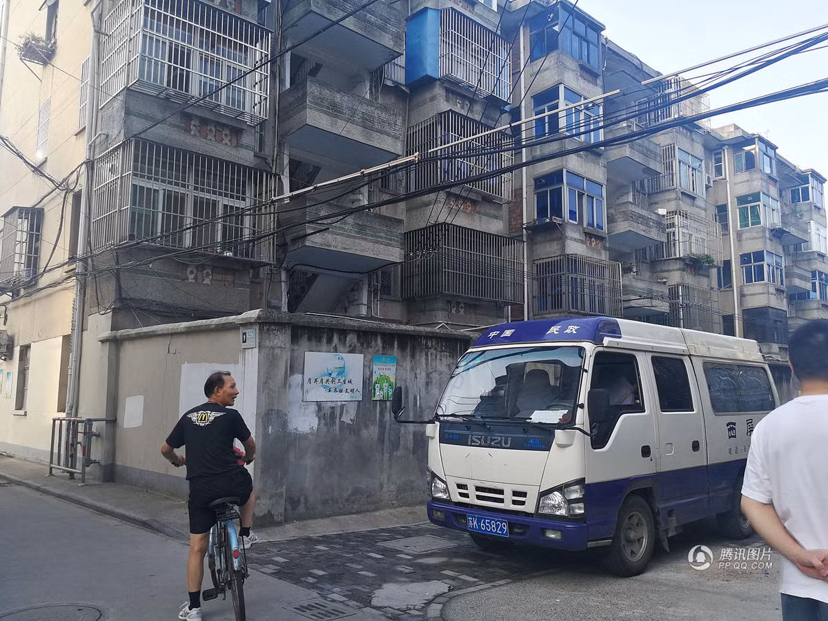 Vô cùng sợ hãi, hai vợ chồng lập tức gọi điện cho cảnh sát. Đáng tiếc, khi cảnh sát đến, người đàn ông treo cổ tự tử đã không còn dấu hiệu của sự sống. Cảnh sát bọc cơ thể của người đàn ông bằng một tấm vải đỏ và đỡ ông xuống. (Nguồn Sina)