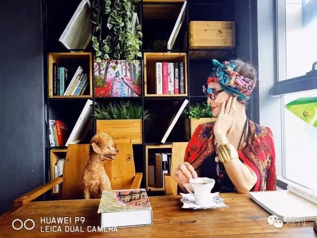 Mãi cho đến lúc nghỉ hưu, bà mới có thời gian chải chuốt, ăn diện và tận hưởng từng khoảnh khắc trong cuộc sống. Người ta thường nói, muộn còn hơn không và bà Trinh đang thực hiện đúng như vậy. Không chỉ chịu chơi, bà Trinh còn có gu ăn mặc rất thời thượng, sang trọng, rất hiện đại nhưng cũng hợp với độ tuổi của mình. (Nguồn Youthwant)
