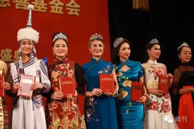 Để có thể mặc sườn xám đẹp nhất, bà Trinh kiên trì tập luyện thể hình, luyện cách bước đi, cách đứng im, sao cho toát lên vẻ nữ tính, quyến rũ mà vẫn quý phái, sang trọng. (Nguồn Youthwant)