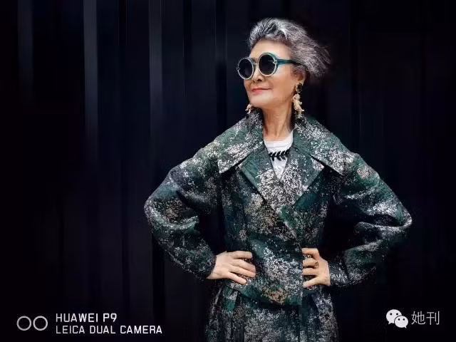 Mẹ của và Trinh là một tiểu thư khuê các điển hình, thích chưng diện, yêu nhất là mặc xường xám. Tiếp thụ thẩm mỹ của mẹ, bà Trinh cũng yêu thích kiểu trang phục dân tộc này. Để tôn vinh vẻ đẹp của xường xám, bà Trinh còn tham gia các cuộc thi về trang phục này. Xường xám mặc trên người bà, có một loại phong thái đặc biệt. (Nguồn Youthwant)
