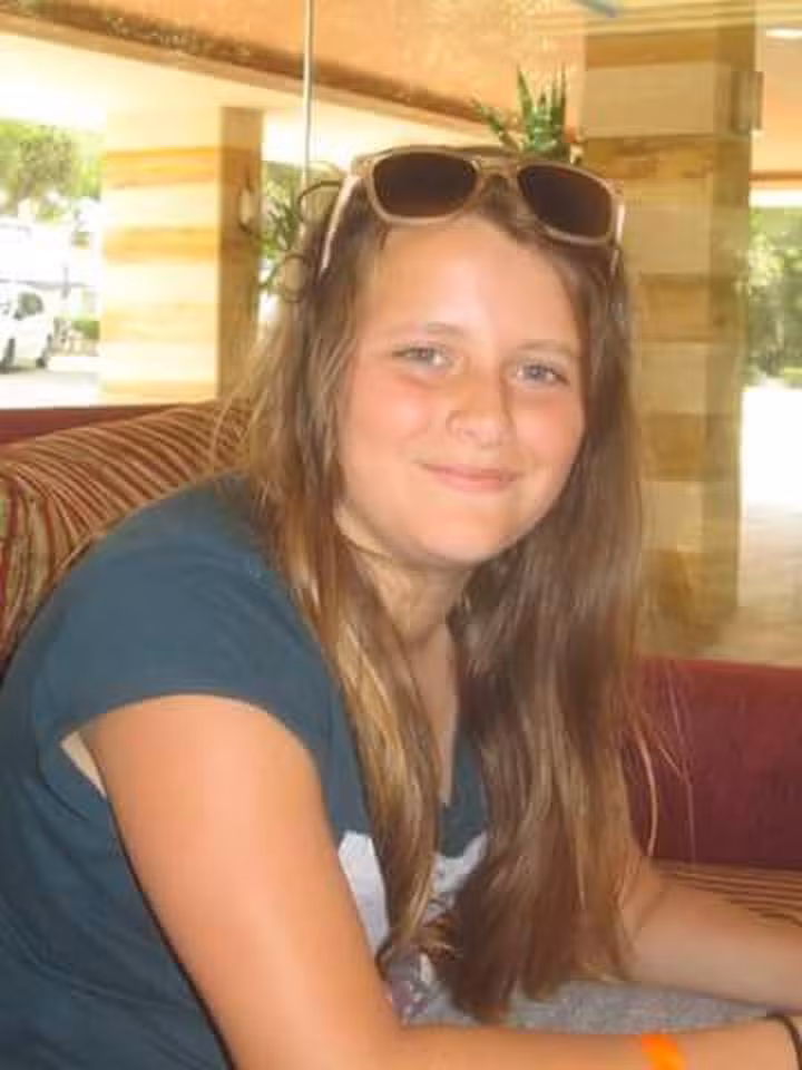 Maisie Cousin-Strik, 16 tuổi, tự tử trong một rừng cây gần nhà mình ở Misterton, Nottinghamshir, Anh. Tất cả mọi người quen biết cô bé đều sốc nặng, không ai nghĩ rằng Maisie tự tử, cũng không biết tại sao cô gái trẻ tự tử. Trong mắt gia đình, bạn bè, Maisie là một cô gái tốt bụng, học giỏi... hoàn toàn không có lý do để làm như vậy. (Nguồn Youthwant)