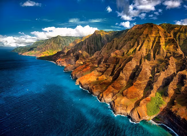 15. Vườn Tiểu bang Nā Pali Coast ở Hawaii: Bờ biển Na Pali có lẽ là Công viên Quốc gia duy nhất của Hoa Kỳ không thể tiếp cận bằng xe hơi. tuy nhiên, du khách có thể thăm quan nơi này theo cách tốt nhất là bằng trực thăng. Mặc dù vậy, những ai từng chiêm ngưỡng vẻ đẹp nơi đây đều được mãn nhãn bởi vẻ đẹp lung linh của nó.