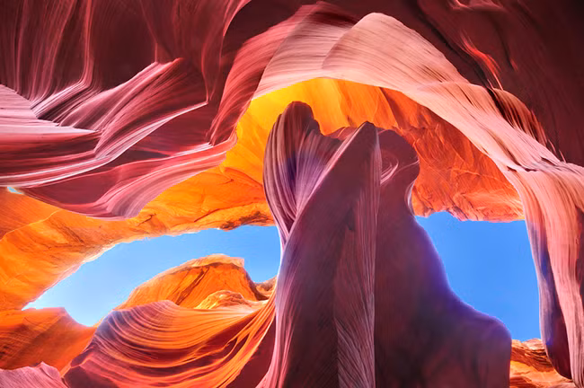 10. Antelope Canyon ở Arizona: Hẻm núi rực rỡ này được cấu tạo gồm nhiều lớp địa chất khác nhau, chủ yếu là sa thạch và đá vôi, hẻm núi được chia thành hai phần khác nhau, thường được gọi là "The Crack" và "The Corkscrew". Đây là một bức tranh tự nhiên của màu sắc chỉ có thể khiến du khách thốt lên 2 chữ tuyệt vời.