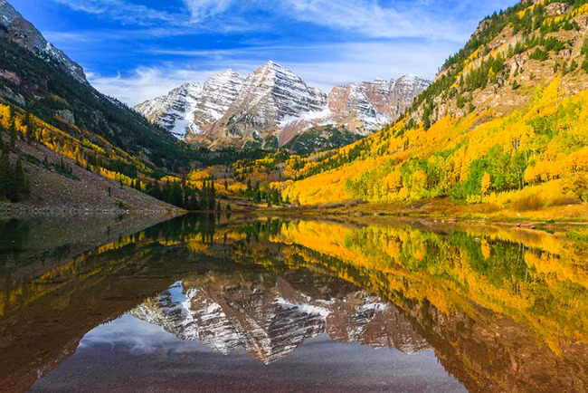 5. Vùng Maroon Bells-Snowmass ở Wilderness, Colorado: Đây thực sự là một vùng đất tự nhiên đẹp tuyệt vời. Nằm sâu trong dãy núi Elk của miền Trung Colorado. Cách xa các khu dân cư gần 160km đường bộ trên những con đường mòn, thành phố gần với vùng hoang dã như ở thế giới khác này là Aspen. Toàn bộ khu vực như huyền thoại này trải dài hơn 73.248ha với thung lũng phủ đầy cây cối tràn ngập màu sắc rực rỡ và những đỉnh núi phủ đầy tuyết. Thật là một thiên đường cho du khách.