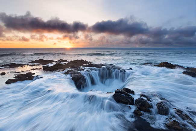 9. Giếng thần sấm Thor's Well ở Oregon: Với vẻ đẹp đầy hấp dẫn “cổng địa ngục” trông rất bí ẩn và đầy hiểm nguy. Tuy nhiên, nó chỉ sâu khoảng 6m, và lỗ hút đó được tạo ra khi thủy triều lên, những con sóng sẽ đẩy nước biển vào trong giếng. Sau đó, nước biển dần bị đẩy ra ngoài theo ảnh hưởng của áp lực thủy triều. Cảnh tượng ngoạn mục này thu hút rất nhiều du khách kéo đến chiêm ngưỡng mỗi năm.