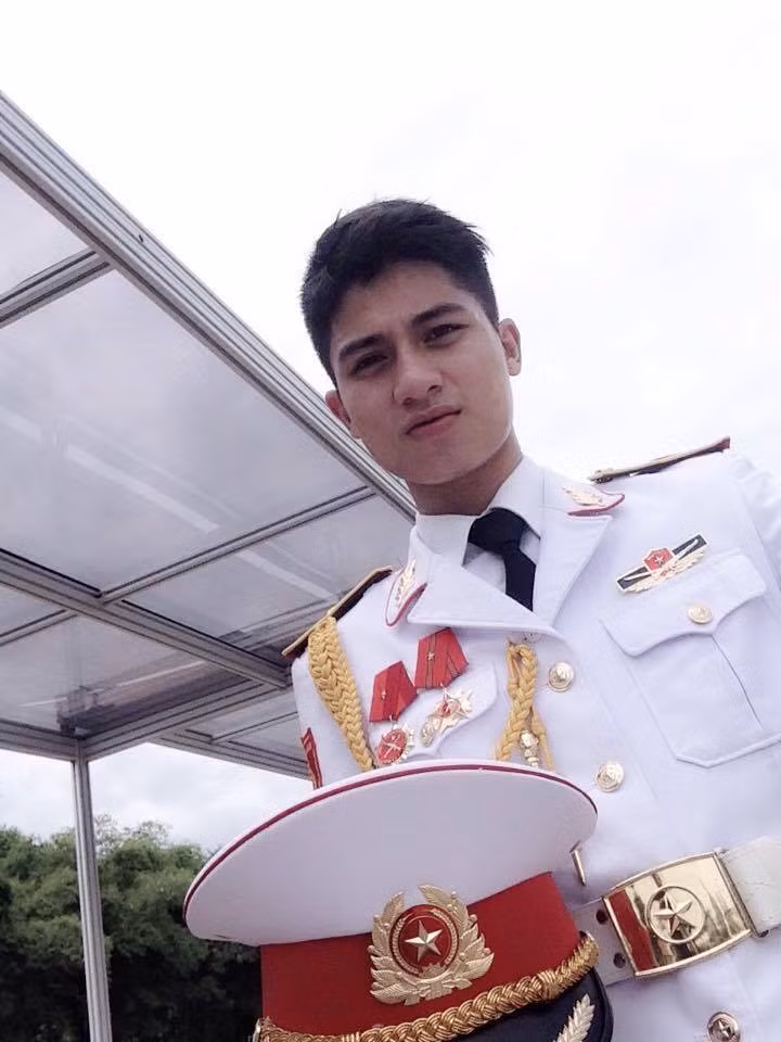 Chàng trai được nhắc đến tên thật là Hàn Văn Nghiệp, sinh năm 1995, hiện đang làm việc tại Bộ tư lệnh Bảo vệ lăng Hồ Chủ Tịch. Bức ảnh của Hàn Nghiệp chụp chung với các đồng đội được lan truyền rộng rãi trên mạng, hút hàng chục nghìn lượt like khiến bản thân chàng chiến sĩ trẻ tuổi này cảm thấy vô cùng bất ngờ và có một chút cảm xúc vui thích.