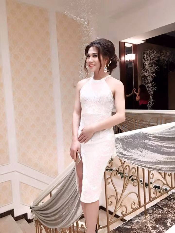 Theo lời của La Lam thì cô nàng hiện đang là sinh viên năm 3 của trường ĐH Sân khấu - Điện ảnh Hà Nội và là thành viên của nhóm người mẫu chuyển giới "IGirls", tư vấn viên của CLB Hải Đăng xét nghiệm HIV cho cộng đồng LGBT.