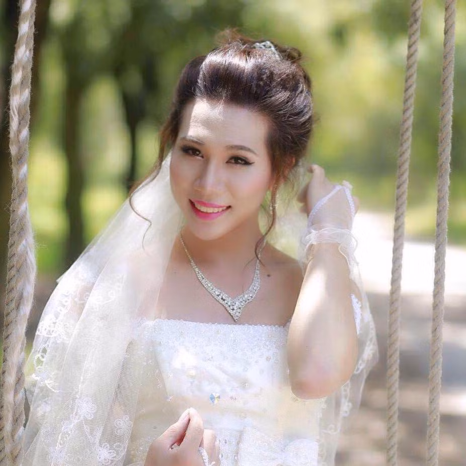 Nếu như ai đó mới tiếp xúc lần đầu với La Lam, cô nữ sinh chuyển giới 9X trường Đại học Sân khấu – Điện ảnh sẽ không khỏi bất ngờ trước nhan sắc xinh đẹp, nữ tính đúng chuẩn con gái của La Lam, chứ không hề nghĩ cô đã phải chuyển đổi giới tính.