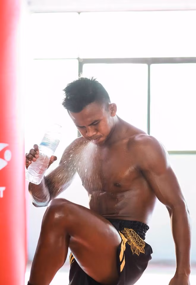 Biệt danh "đứa con của quỷ" được đặt cho Buakaw Banchamek là bởi anh luôn giữ tỷ lệ chiến thắng trên sàn đấu trên 70%. Ngoài ra, phong cách thi đấu của Buakaw Banchamek cũng thiên về tốc độ, sức mạnh và sự "không khoan nhượng". Theo một số bình luận viên thể thao Thái Lan, Buakaw Banchamek khi tung hết sức và muốn hạ một đối thủ nào đó anh thực sự như một con quỷ, tấn công dồn dập như thể muốn "ăn tươi nuốt sống" đối phương.