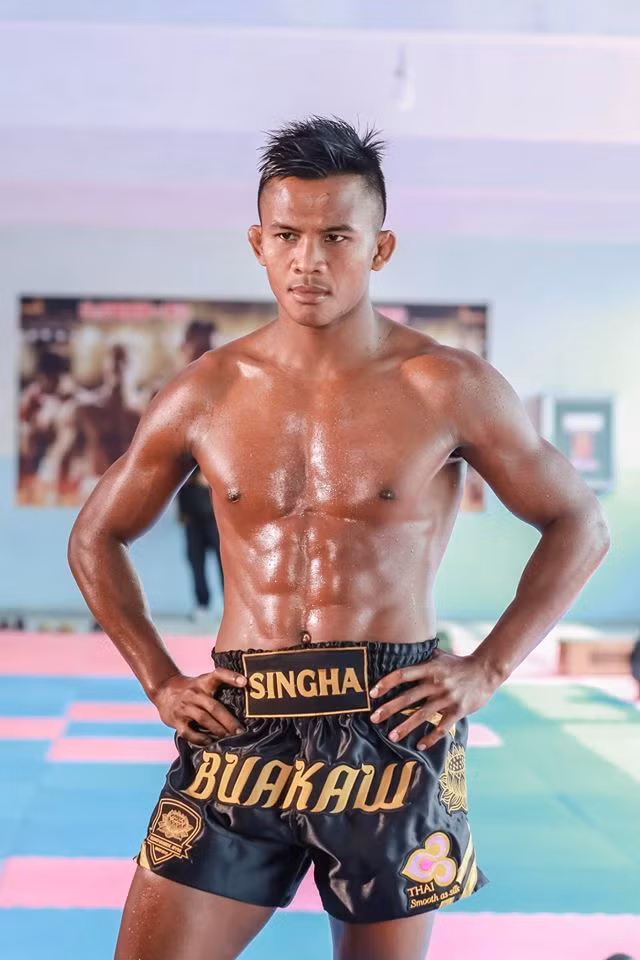 Nói về loạt ảnh hóa thân thành nông dân, Buakaw Banchamek cho biết do anh xuất thân từ nông thôn nên những công việc của nhà nông với anh là một điều hết sức bình thường. Trong một lần về thăm quê, Buakaw Banchamek đã phụ giúp một người bà con của anh và những bức ảnh trên cũng gây sốt mạng xã hội theo một cách hết sức tình cờ.