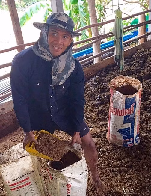 Trong loạt ảnh này, chàng nông dân mặt ngố làm nhiều công việc như chăn bò, xúc đất rải chuồng bò. Trên người anh mặc chiếc áo lao động màu tím than cùng chiếc quần đùi, đầu đội mũ liền khăn chống nắng cuốn cổ... Ngoài vẻ mặt khá hài hước, dáng vẻ vô tư, thoải mái dù đang làm một công việc khá nặng nhọc... đa số dân mạng Thái Lan đều không thể nhận ra chàng nông dân này thực chất là ai.