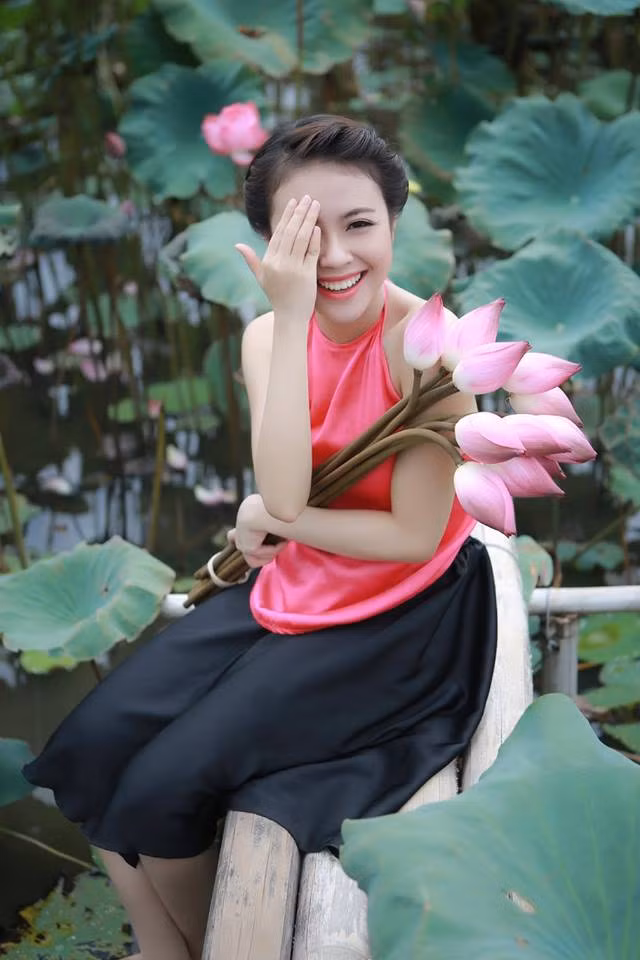Về kế hoạch trong tương lai, Huyền Trang chia sẻ, cô sẽ tiếp tục rèn luyện hoàn thiện bản thân, hướng tới là một MC sắc sảo chuyên nghiệp, đồng thời tiếp tục học hỏi nhiều hơn nữa để trở thành một phóng viên giỏi với những tác phẩm báo chí để đời về sau. Ảnh trong bài: Facebook nhân vật.