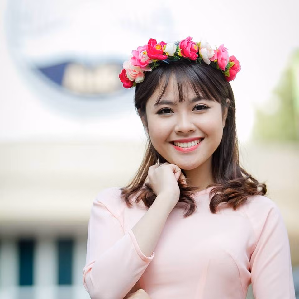 Từ khi học cấp 1 đến cấp 3, Huyền Trang luôn đạt danh hiệu học sinh giỏi. Năm lớp 12 Huyền Trang giành giải Nhất tỉnh Hội thi cán bộ Đoàn giỏi - thanh lịch tỉnh Hà Nam và nhiều giải thưởng về cuộc thi "Kể chuyện về Bác Hồ".