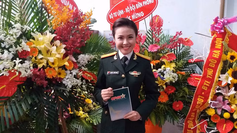 Nguyễn Thị Huyền Trang, nữ MC truyền hình quốc phòng sinh năm 1994, quê Hà Nam đang gây sốt mạng xã hội nhờ ngoại hình xinh đẹp và rất tài năng. Huyền Trang vừa tốt nghiệp ngành Truyền hình, trường Học viện Báo chí và Tuyên truyền và hiện đang làm dẫn chương trình cho kênh truyền hình Quốc phòng Việt Nam.