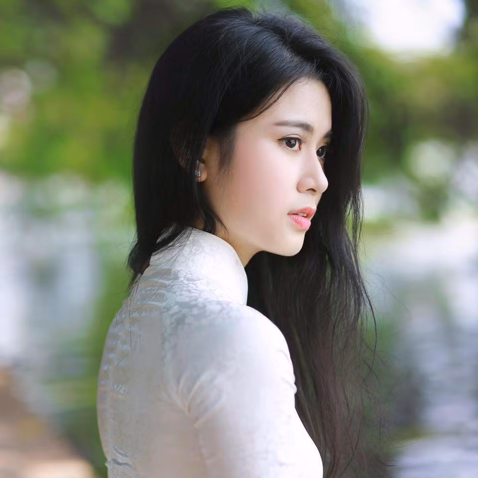 Có lẽ khi nhắc đến cái tên Bùi Phương Linh, thế hệ 9X đời đầu ít nhiều cũng nhớ đến cô nàng Á khôi Học viện Ngoại giao năm 2008 xinh đẹp và vô cùng duyên dáng. Năm 2009, dù mới là sinh viên năm thứ nhất Học viện Ngoại giao nhưng Phương Linh đã được giải MC truyền hình, từ đó công việc MC gắn bó với cô trong suốt những năm tháng ngồi trên ghế nhà trường.