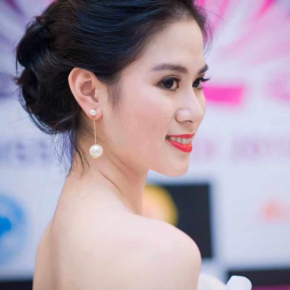 Khi sự nghiệp đang ở giai đoạn đỉnh cao thì nữ Á khôi xinh đẹp trường Ngoại giao bất ngờ lên xe hoa về nhà chồng, từ đó cô cũng ít tham gia các hoạt động truyền thông hơn. Những tưởng Phương Linh sẽ có một mái ấm viên mãn bên người đàn ông cô yêu thương nhưng cuộc đời cô lại không được may mắn như vậy. Sau cuộc hôn nhân không thành, giờ đây cô hot girl ngày nào đã trở thành bà mẹ một con tài giỏi, quyến rũ, đằm thắm.