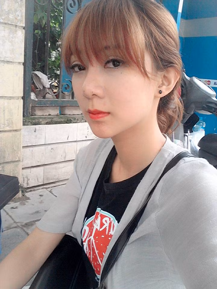 Với khuôn mặt xinh đẹp không thua kém gì các hot girl hiện tại, Tuyết Nhung hoàn toàn tự tin trong mọi công việc. Nếu như trước đây cô nàng xấu xí luôn tự ti khi đi phỏng vấn xin việc thì nay đã khác. Tuyết Nhung tự tin, hãnh diện với ngoại hình đẹp và không ngại đi phỏng vấn ở bất kỳ đâu.