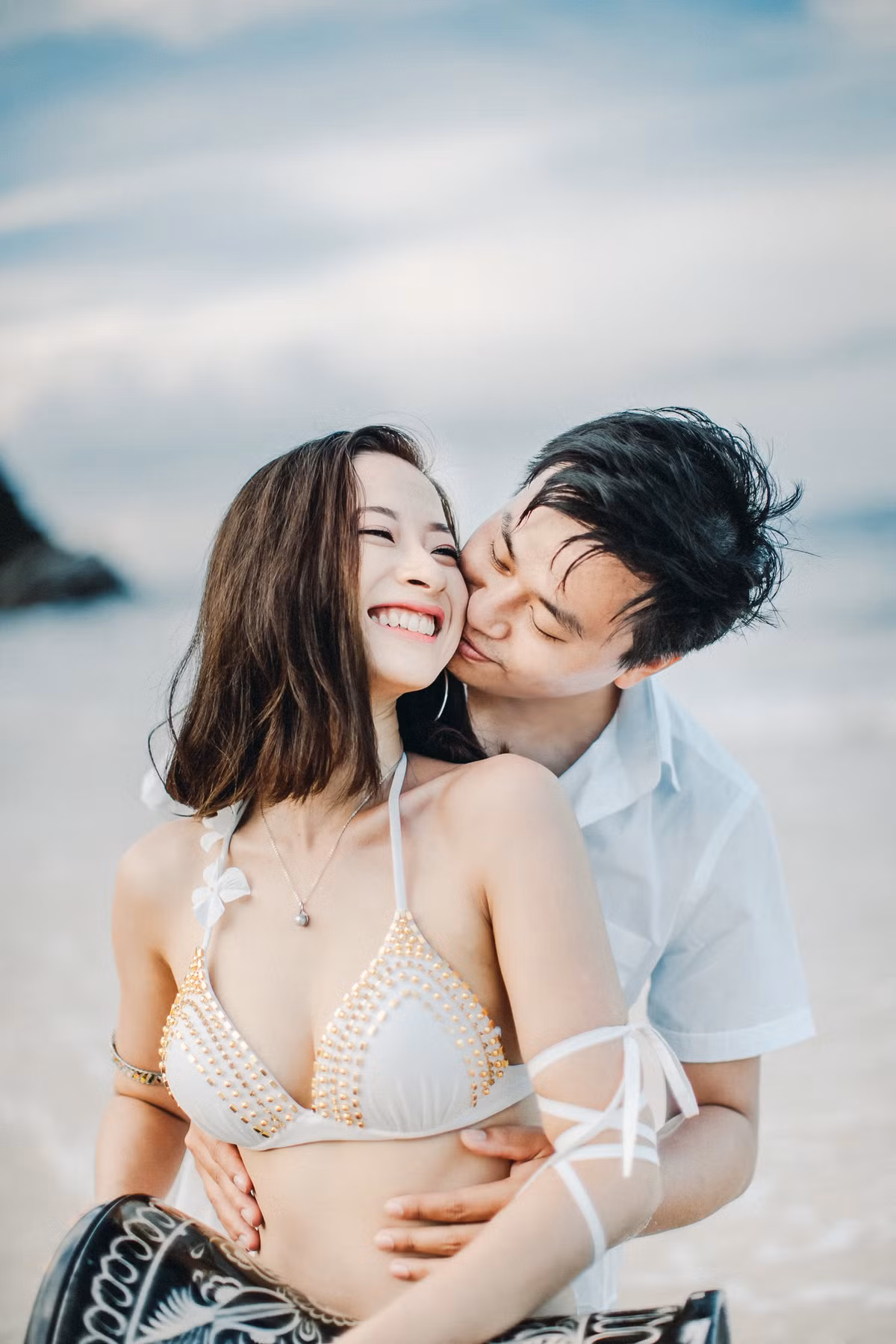 Hai người đã có những phút biểu diễn hết sức ngẫu hứng bên biển xanh, cát trắng.
