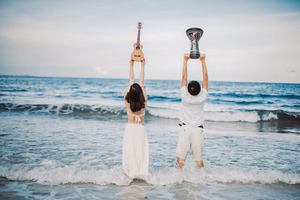 Với bối cảnh vô cùng phù hợp với trang phục và phong cách của hai nhân vật chính, bộ ảnh cưới đậm chất tình này thực sự là những khoảnh khắc khó quên của Linh – Trang.