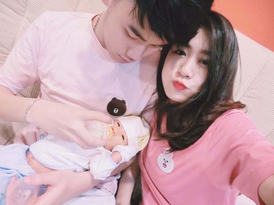 Trang Lou vốn là một hot girl xinh đẹp và rất tài năng sinh năm 1995. Cô "kết đôi" với Tùng Sơn - anh chàng vừa là bạn vừa là người yêu trong suốt 5 năm. Đã có thời điểm Trang Lou và Tùng Sơn được cho là "cặp đôi ai cũng thích" bởi ở tuổi 21, cặp đôi này đã bộc lộ nhiều tài năng, nhất là về mảng hội họa và kinh doanh, có được sự nghiệp riêng và sự độc lập về kinh tế, không phải phụ thuộc vào gia đình. Chính sự gắn bó và những điều kiện tốt kể trên đã khiến đôi bạn trẻ đi đến đám cưới vào tháng 12/2015.