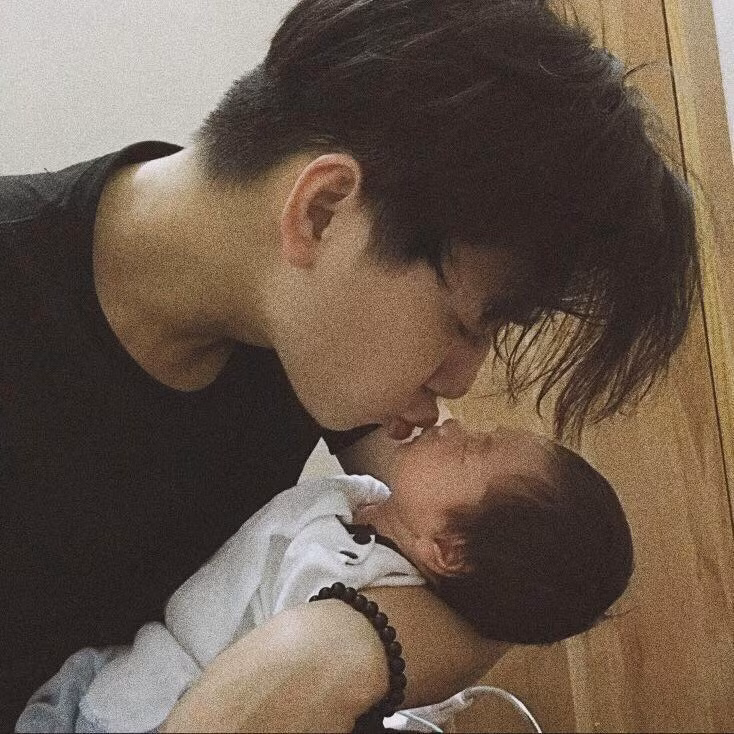 Từ khi đón bé Đậu - con trai đầu lòng, Ba Duy càng tỏ ra là một người biết chăm lo gia đình. Anh chàng có vẻ ngoài lãng tử nhưng tính cách lại vốn rất chững chạc, chín chắn. Công việc kinh doanh của Ba Duy cũng rất ổn định khiến anh tạo ra sự yên tâm, chỗ dựa vững chãi về mọi mặt cho Nam Thương và gia đình nhỏ của mình.