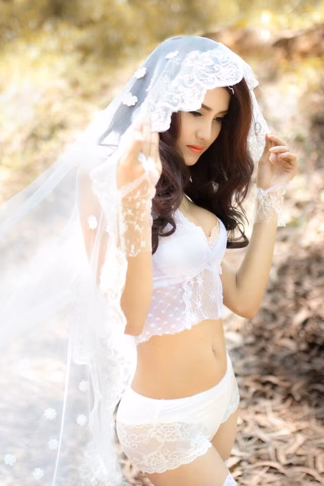 Nhờ những ưu điểm về ngoại hình mà người đẹp Gia Lai lựa chọn gắn bó với nghề mẫu ảnh. Được biết, cô nàng đã bén duyên với công việc này được khoảng 2 năm. Tuy tuổi đời còn khá trẻ nhưng July được đánh giá là có triển vọng cao trong nghề, bởi chính diễn xuất tự nhiên, biến hóa đa dạng trong nhiều concept và lợi thế về thân hình nóng bỏng cũng là một yếu tố quan trọng giúp cô thu hút được 1 lượng khá lớn fan hâm mộ.