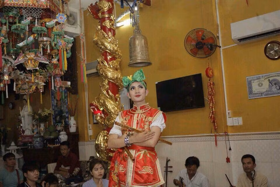 “Vai trò của người làm hầu đồng là hướng dẫn mọi người hiểu hơn về các giá trị và quy tắc hầu đồng. Do đó người làm hầu đồng phải là tấm gương sáng trong việc đề cao nhân đức và hết lòng đóng góp cho việc truyền bá văn hóa hầu đồng của dân tộc đến với mọi người”, thanh đồng Hà Văn May luôn giữ quan điểm rõ ràng như vậy trong công việc của mình. Với thanh đồng 9X nổi tiếng này, hầu đồng còn một cách để giải thoát bản thân khỏi những stress xã hội và phát hiện những giá trị của bản thân mình trong mắt mọi người.