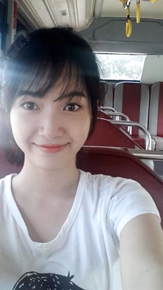 Theo tìm hiểu, Jang Mi tên thật là Bùi Bảo Trang, sinh năm 1996, quê gốc Đồng Tháp, hiện đang sinh sống, học tập và làm việc tại TP HCM. Theo chia sẻ của Bảo Trang, cô đang theo học đào tạo thanh nhạc, nghệ thuật ở Sài Gòn, mỗi buổi sáng cô thường đến lớp và luôn chọn xe buýt làm phương tiện di chuyển. Trên trang cá nhân của Trang, có thể thấy rất nhiều bức ảnh cô nàng chụp trên xe buýt và dường như phương tiện di chuyển này đã trở nên quen thuộc và là một phần không thể thiếu trong cuộc sống của cô.