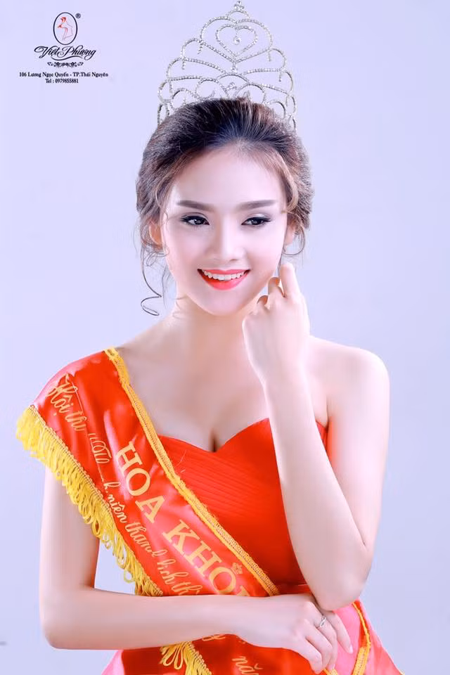 Tính cách hòa động, thân thiện là một điều giúp Tố Như được thầy cô, bạn bè yêu quý. Hiện nay, sinh viên trường Kinh tế đang vô cùng háo hức và hi vọng Tố Như có thể mang vinh quang về cho nhà trường.