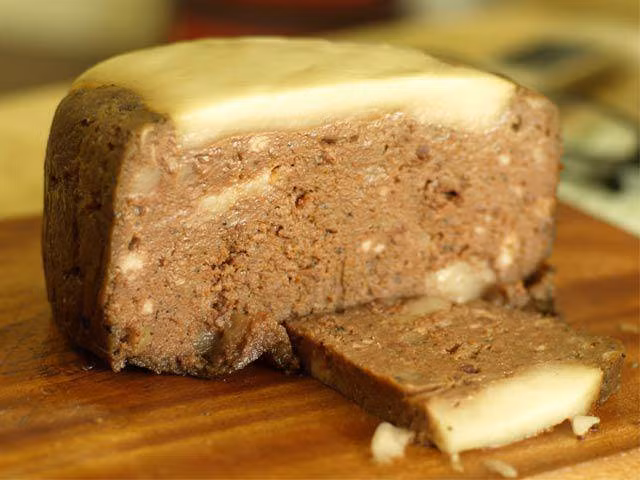 Ở Việt Nam, pate gan thường được dùng để ăn kèm với bánh mì, sandwich, xôi nóng...Ảnh: eva.