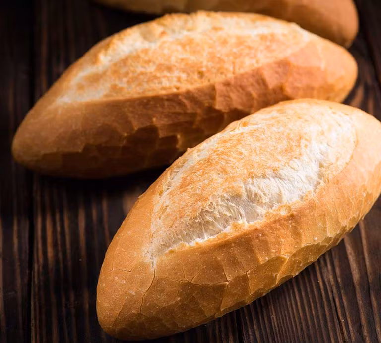 Lý do là trong bánh mì có hàm lượng tinh bột lớn, khiến lượng đường trong cơ thể tăng cao, gây ảnh hưởng đến việc kiểm soát đường huyết. Ảnh: thuocdantoc.