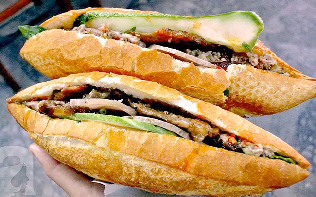 Hầu hết các loại bánh mì đều chứa rất nhiều muối. Do đó, người bị thận ăn quá nhiều bánh mì đồng nghĩa với việc đang nạp 1 lượng muối vượt mức vào cơ thể. Ảnh: cafefcdn.