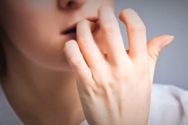 Một trong những tác hại thấy rõ của việc cắn móng tay đó chính là khiến móng tay bị biến dạng. Ảnh: vnreview.