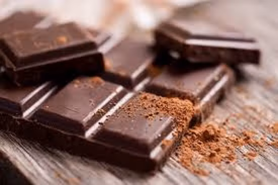 Flavonoid trong sô-cô-la và ca cao có thể giúp giảm huyết áp và cholesterol LDL, đồng thời tăng cholesterol HDL. Ảnh: ytegiadinh.