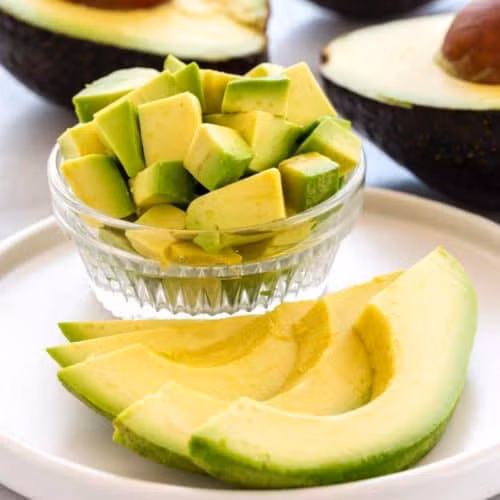 Quả bơ rất giàu chất béo không bão hòa đơn và chất xơ – hai chất dinh dưỡng giúp giảm cholesterol LDL và tăng cholesterol HDL. Ảnh: jessicagavin.