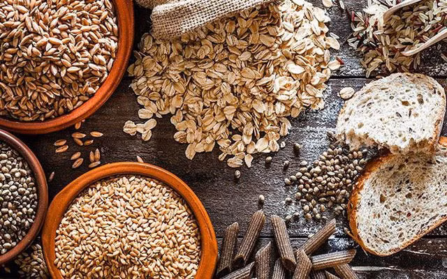 Nếu muốn tăng cân một cách khỏe mạnh, cũng nên nên thêm ngũ cốc nguyên hạt vào chế độ ăn của mình bởi loại thực phẩm này rất giàu carbohydrate, calo, chất xơ và protein.