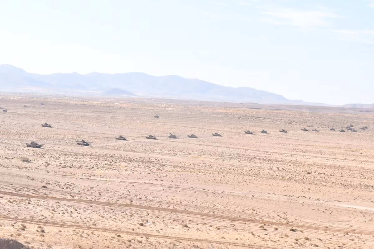 “Đàn cua mắt đỏ” T-90SA của Algeria dàn hàng hành tiến trên sa mạc. Nguồn ảnh: BMPD