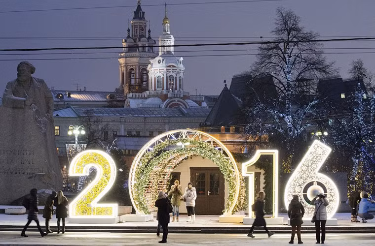 Người dân Moscow đang trang hoàng để chào năm mới trên Quảng trường Teatralnaya.