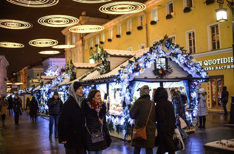Những gian hàng bày bán đồ Giáng sinh trong một hội chợ ở Kamergersky Lane, Moscow.