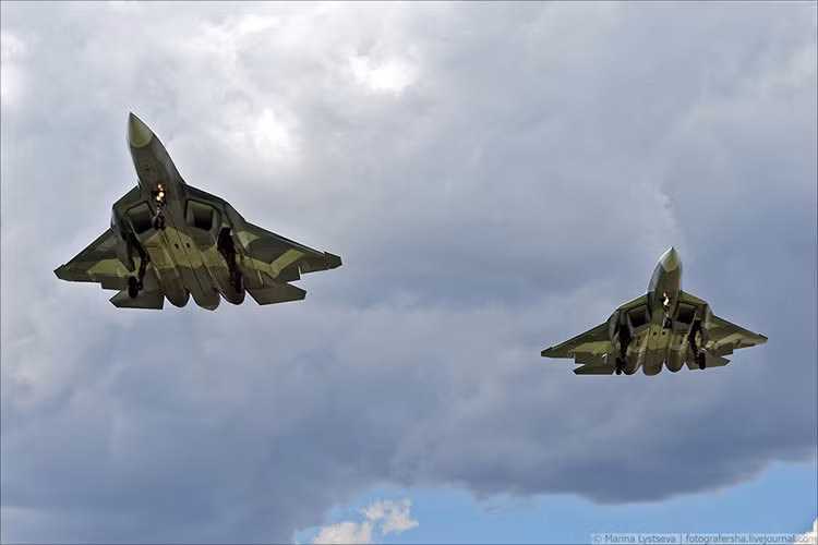Một góc ảnh khá đẹp của cặp Sukhoi T-50 mang số hiệu “54” và “52” tham gia biểu diễn tại MAKS-2017. Nguồn ảnh: Marina Lystseva.