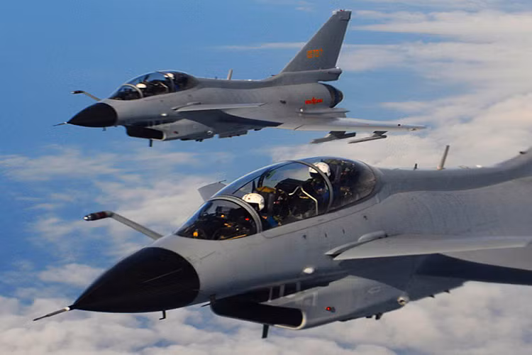Cả hai chiếc J-10 đánh chặn chiếc EP-3 đều mang theo vũ khí đánh chặn và có hành động khiêu khích, thậm chí trong một số trường hợp cả hai bên bay cách nhau chỉ hơn 90m. Hành động này cũng buộc phi hành đoàn EP-3 đưa máy bay rời khỏi khu vực. Nguồn ảnh: Air Power Australia.