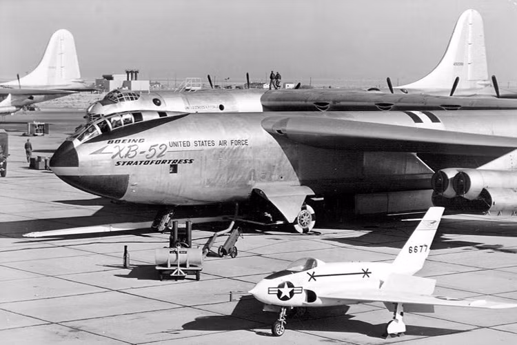 B-52 có chuyến bay đầu tiên vào tháng 11/1952, như vậy loại máy bay này đã cất cánh được 65 năm, tính cho tới thời điểm hiện tại nó là loại máy bay chiến đấu hoạt động lâu nhất trong không lực Mỹ. Hình ảnh của chiếc máy bay B-52 phiên bản đầu tiên khác xa với hiện nay, đặc biệt là phần buồng lái.