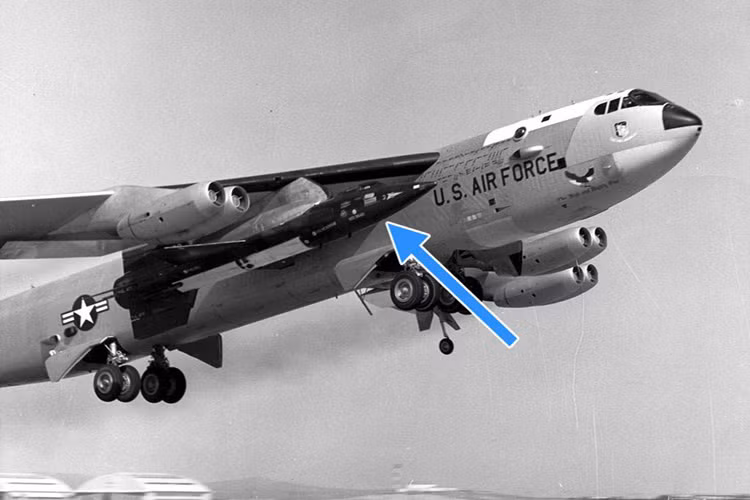Một chiếc B-52 được sử dụng để mang thiết bị phóng X-15. Vụ phóng diễn ra trên bầu trời Bắc Mỹ, chiếc X-15 đã đạt kỷ lục về tốc độ khi bay tới vận tốc Mach 6,7.