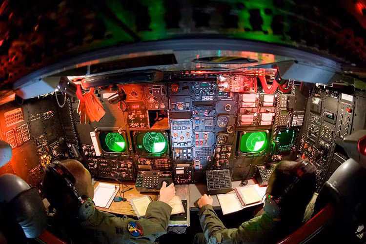 Hình ảnh khoang điều khiển radar của B-52, khoang này được thiết kế ở tầng dưới của buồng lái.
