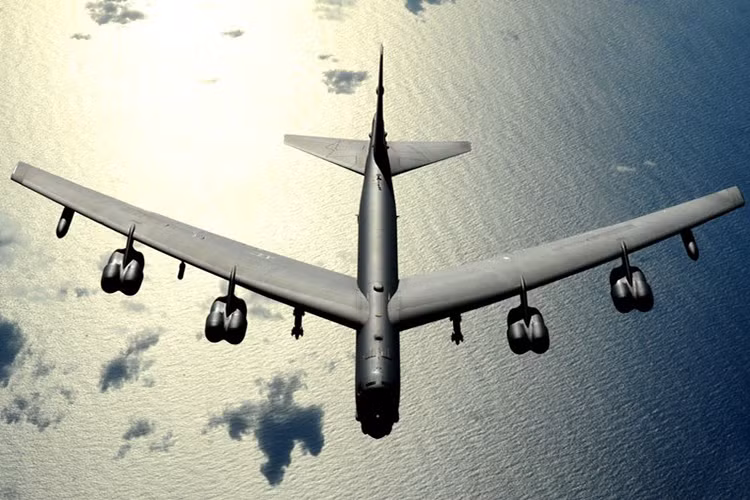 Hiện tại, mỗi giờ bay của B-52 tốn 70.000 USD. Mặc dù ra đời đã lâu, nhưng tính hiệu quả của các cuộc tấn công do B-52 đem lại vẫn kinh tế hơn nhiều so với việc dùng máy bay ném bom B-1B hoặc B-2.
