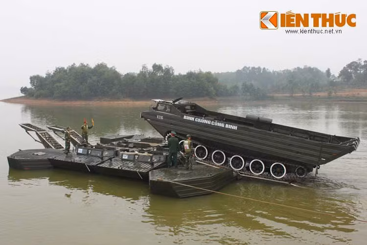 Và trong những trang thiết bị đặc biệt của BCCB không thể không kể đến dòng xe bọc thép lội nước PTS.