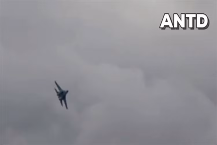 Su-27SM3 là chiến đấu cơ mới nhất trong gia đình Su-27. Với việc cải tiến động cơ, hệ thống điện tử và vũ khí khiến cho sức mạnh của loại máy bay Su-27SM3 tăng lên đáng kể.